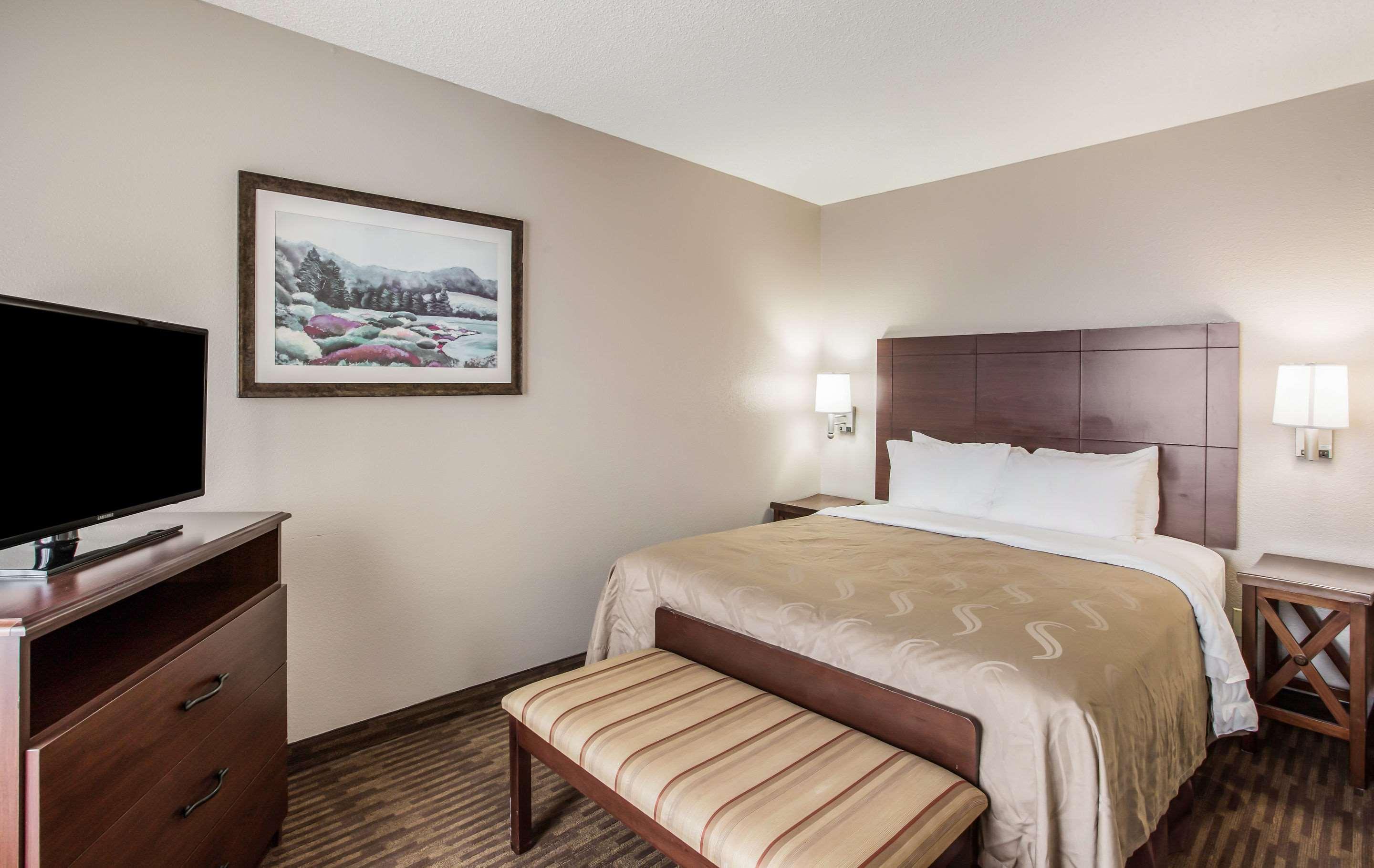 Quality Inn & Suites Lawrence - University Area Exterior foto