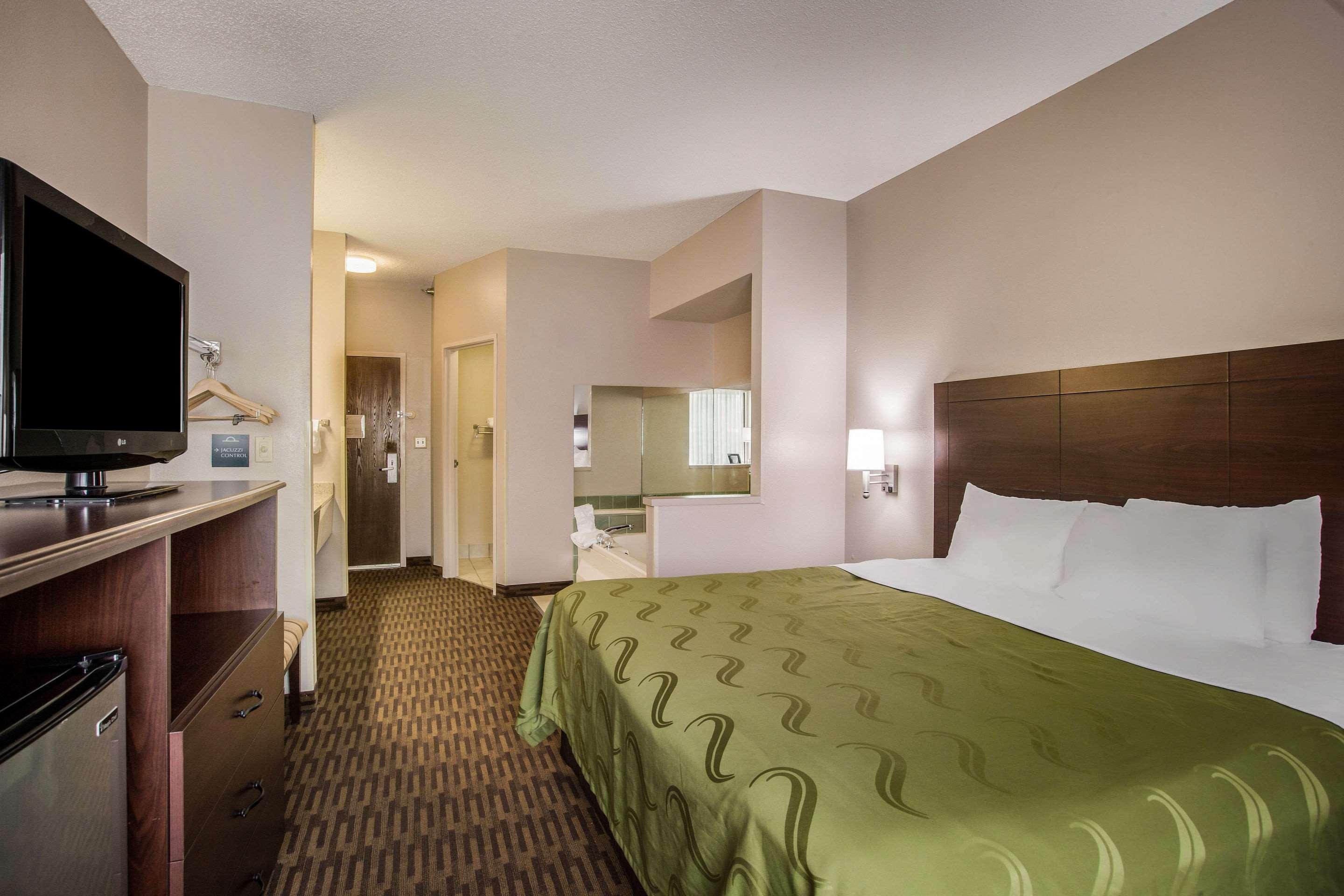 Quality Inn & Suites Lawrence - University Area Exterior foto
