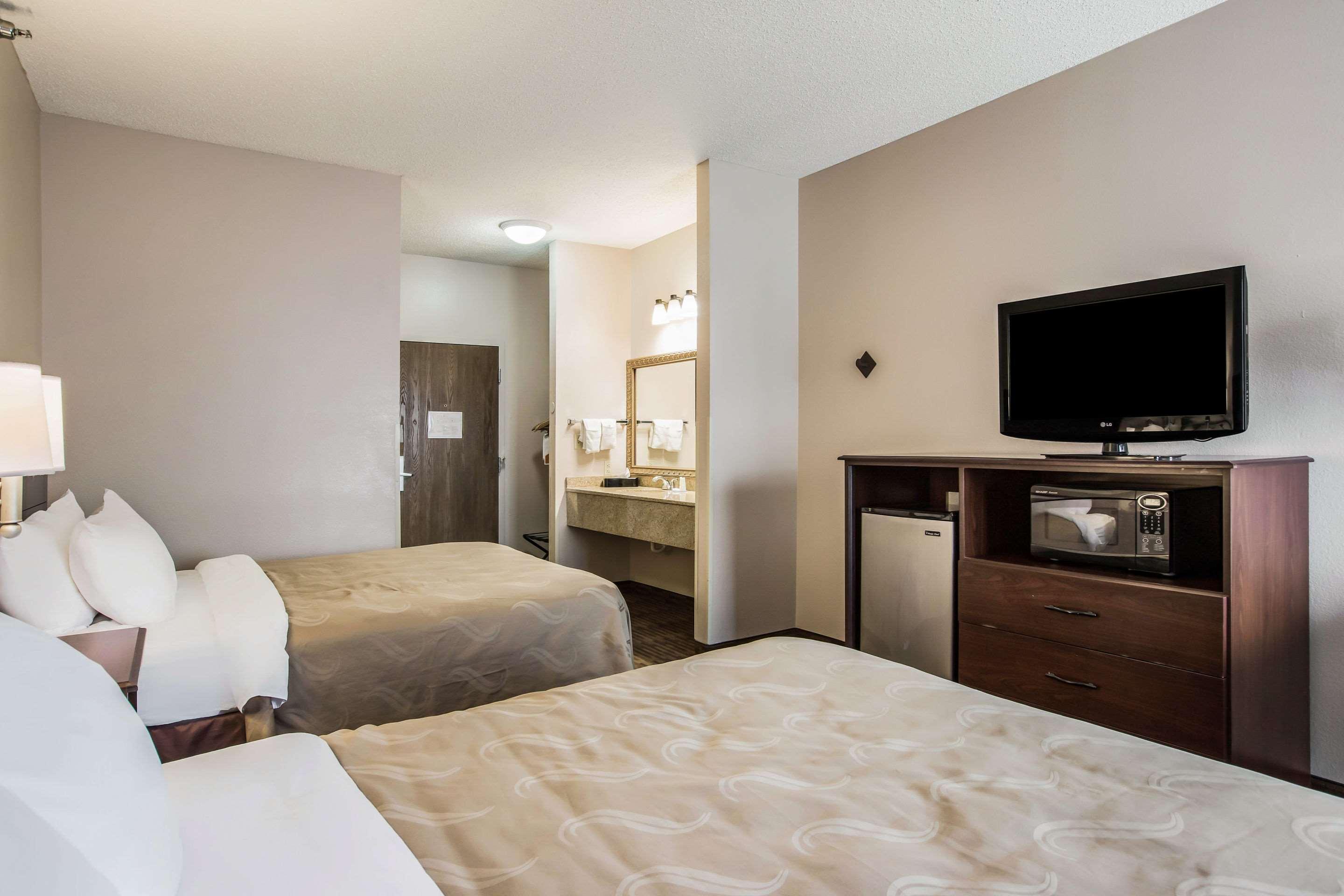 Quality Inn & Suites Lawrence - University Area Exterior foto
