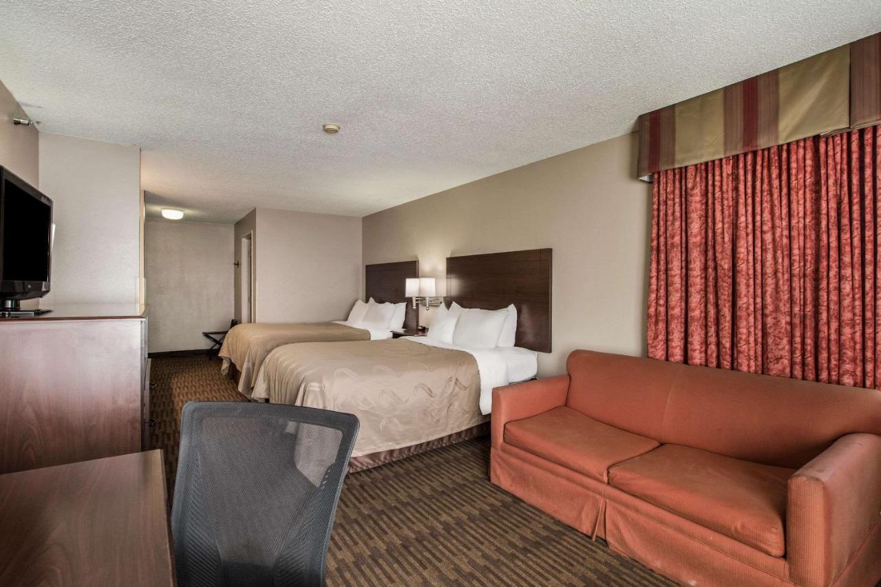 Quality Inn & Suites Lawrence - University Area Exterior foto